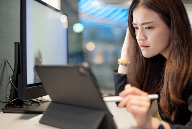 mulher entediada no trabalho