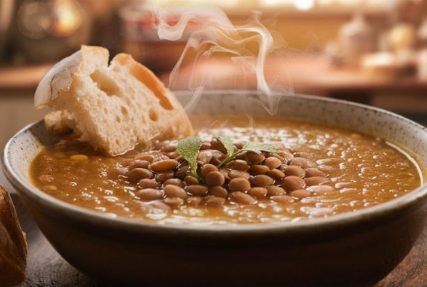 sopa de lentilha com pão