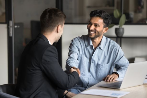 homem sendo contratado por empresa