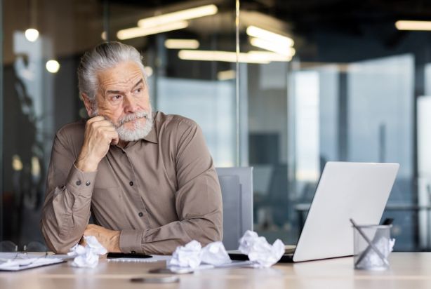 homem mais velho frustrado no trabalho