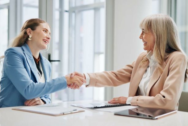 colaboradora sendo contratada para empresa