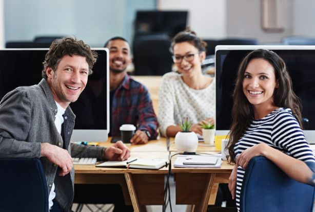 pessoas felizes no trabalho