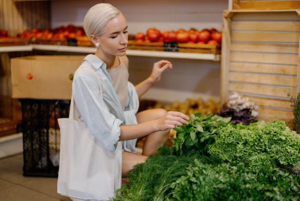 mulher escolhendo ervas aromáticas