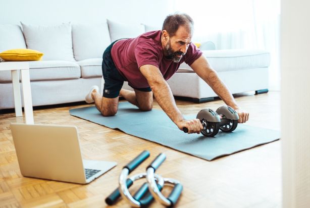 homem fazendo exercício em casa