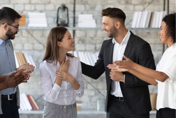 colaboradores e líder motivados na empresa