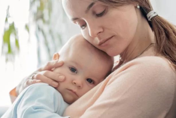 mãe abraçando seu filho bebê