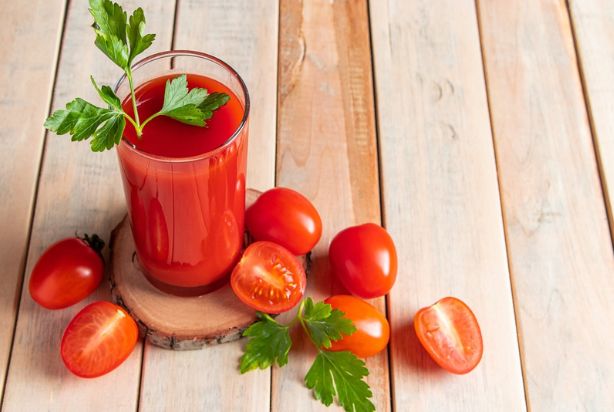 copo de suco de tomate na mesa