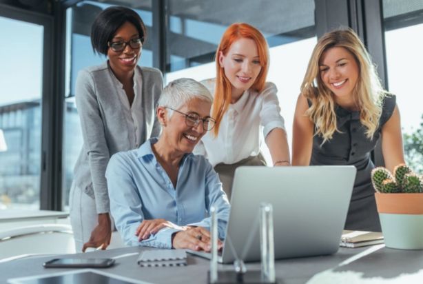 pessoas de diferentes idades trabalhando juntas