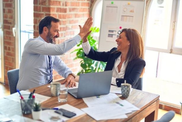 colaborador e RH comemorando uma conquista