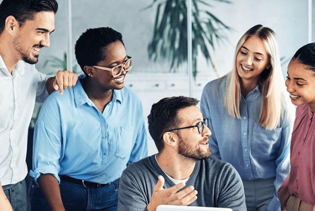 equipe praticando escuta ativa e trabalho em grupo