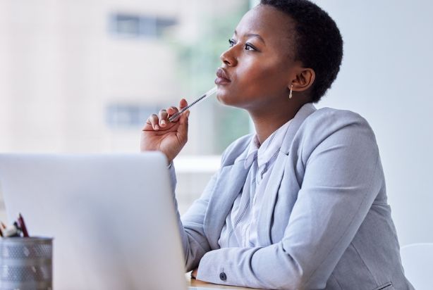 colaboradora pensativa no trabalho