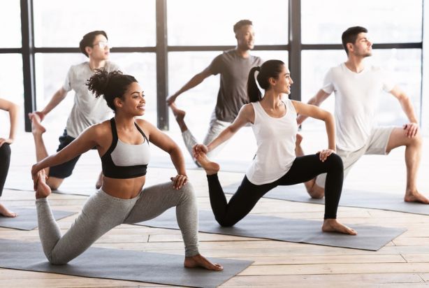 pessoas praticando yoga