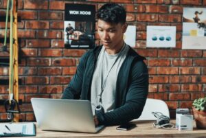 dono de academia no notebook