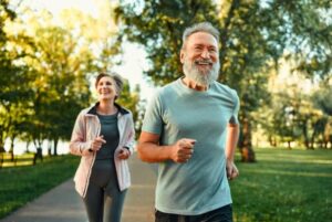 casal se exercitando ao ar livre