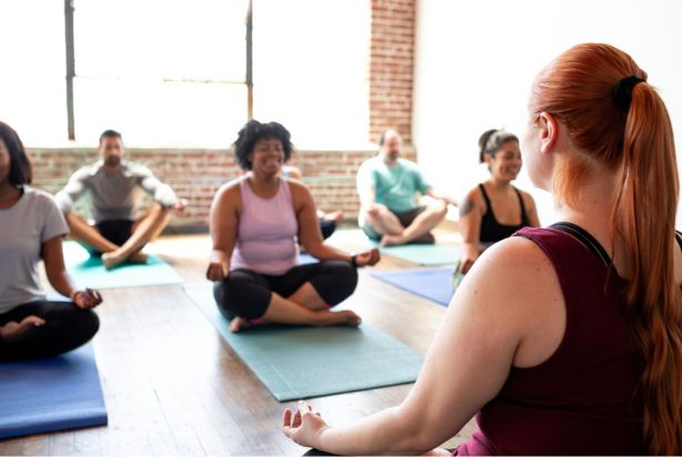 pessoas fazendo yoga