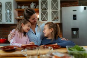 mãe abraçando as filhas