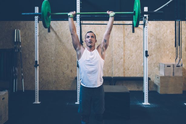 homem fazendo thruster