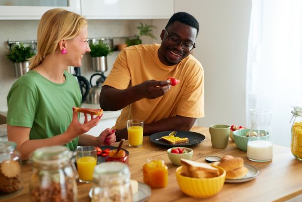 casal comendo frutas cítricas