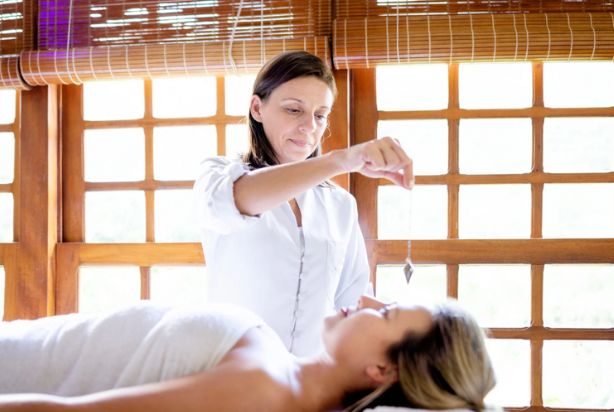profissional fazendo terapia integrativa em mulher