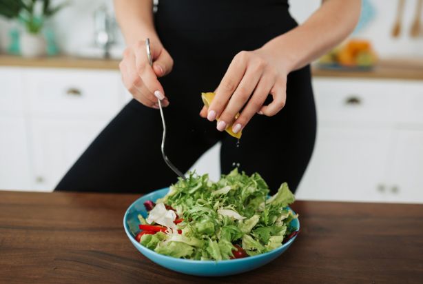 mulher comendo salada