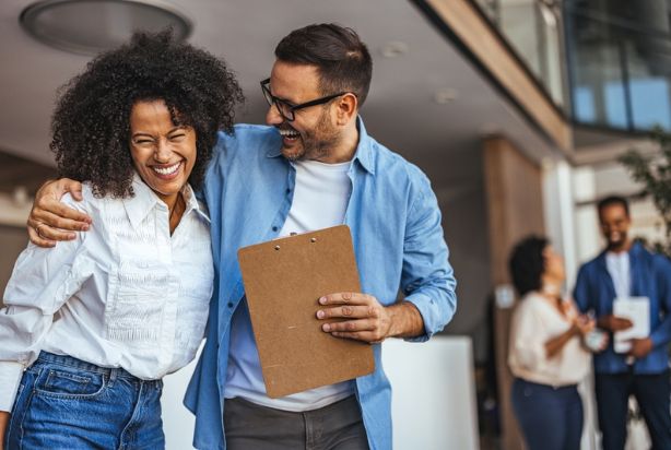 dois colegas de trabalho se abraçando
