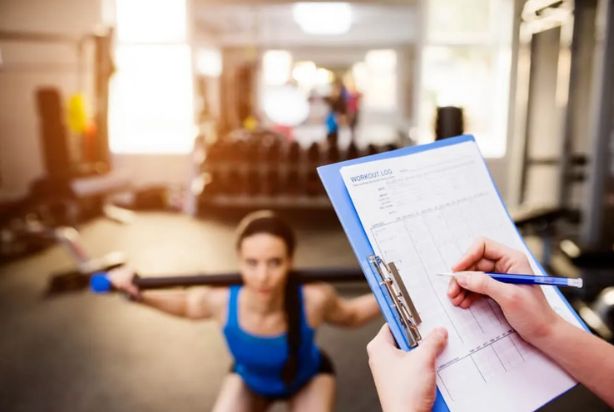 mulher seguindo ficha de treino