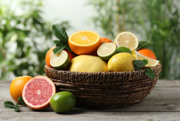 cesta com frutas cítricas