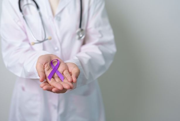 médica com laço roxo