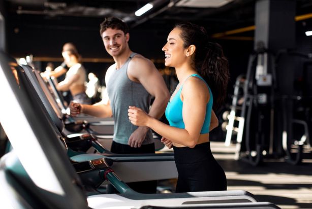 homem e mulher motivados na academia