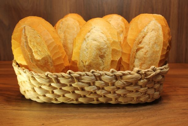 cesta com pães francês