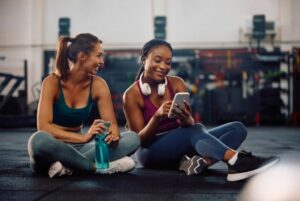 mulheres na academia mexendo no celular