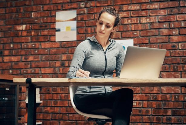 dona de academia no computador