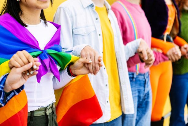 pessoas de mãos dadas contra a LGBTfobia