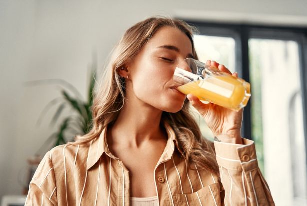 mulher bebendo suco integral