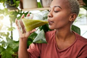mulher bebendo suco