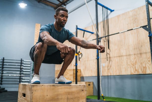 homem fazendo box jump