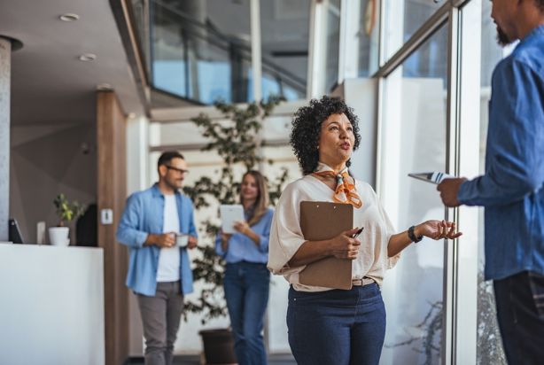 colaboradores conversando na empresa
