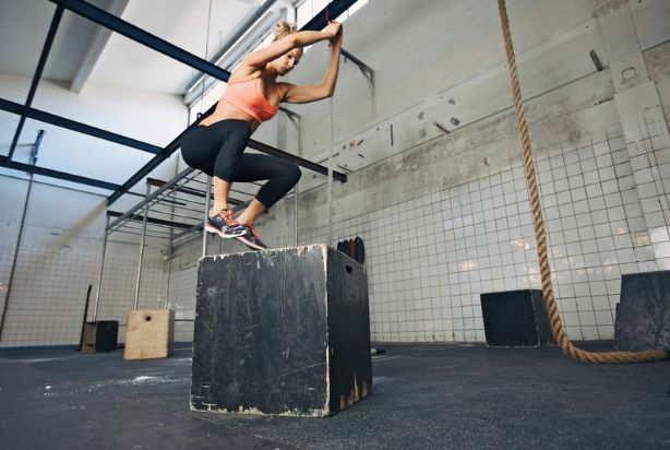 mulher fazendo box jump