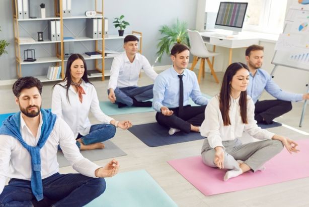 colaboradores fazendo ginástica laboral