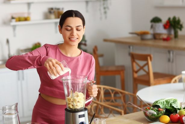mulher usando leite de ervilha para fazer uma bebida