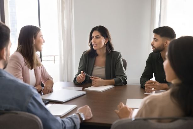 líder com seus colaboradores