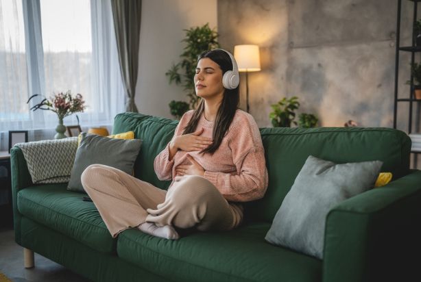 mulher meditando em casa
