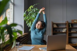 mulher fazendo uma pausa no trabalho