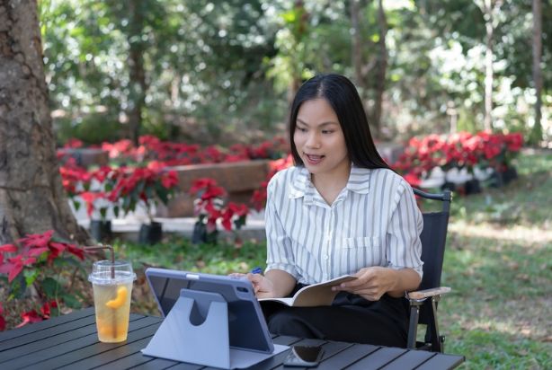 mulher fazendo uma reunião online