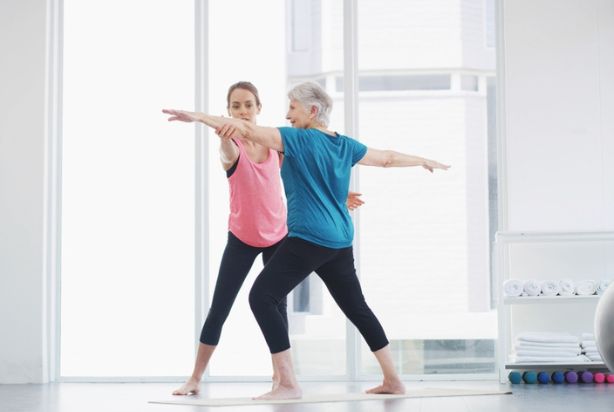 mulher fazendo yoga numa academia de nicho