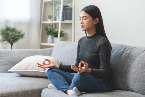 mulher fazendo meditação
