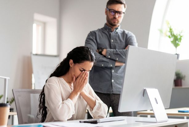 colaboradora estressada com trabalho acumulado