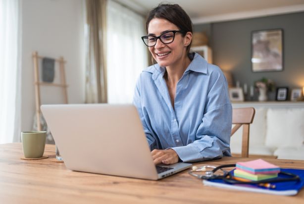 mulher realizando uma consulta online