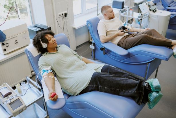 pessoas doando sangue