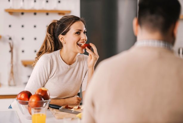 mulher comendo maçã